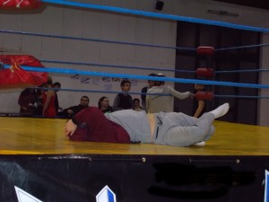 Nella foto, in alto: Cash Crash si rilassa sul ring