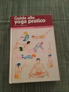 nell'immagine sopra il libro che mi insegnò lo yoga