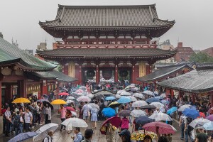 1200px-Hozomon_with_visitors_under_their_umbrellas,_a_rainy_day_in_Tokyo,_Japan